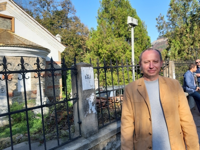 Двама заместник-ректори на ВТУ празнуват днес имен ден