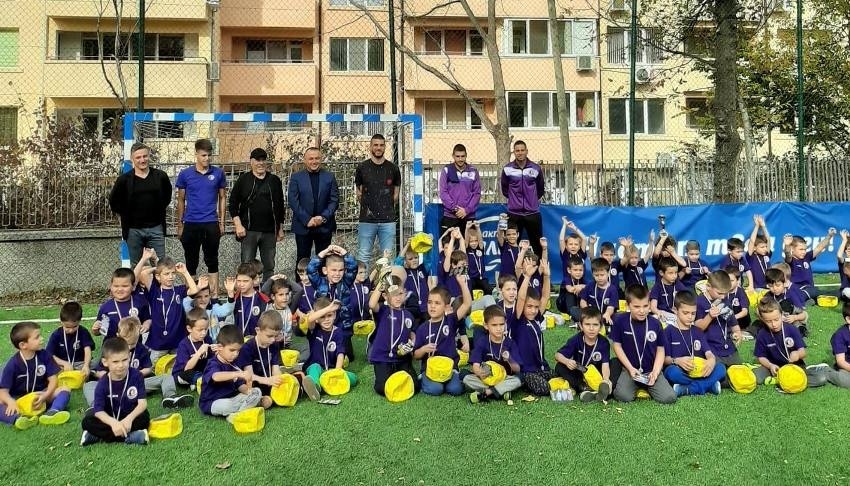 Футболистите от ДГ „Ивайло” спечелиха в мини шампионската лига „Обичам Етър!” 