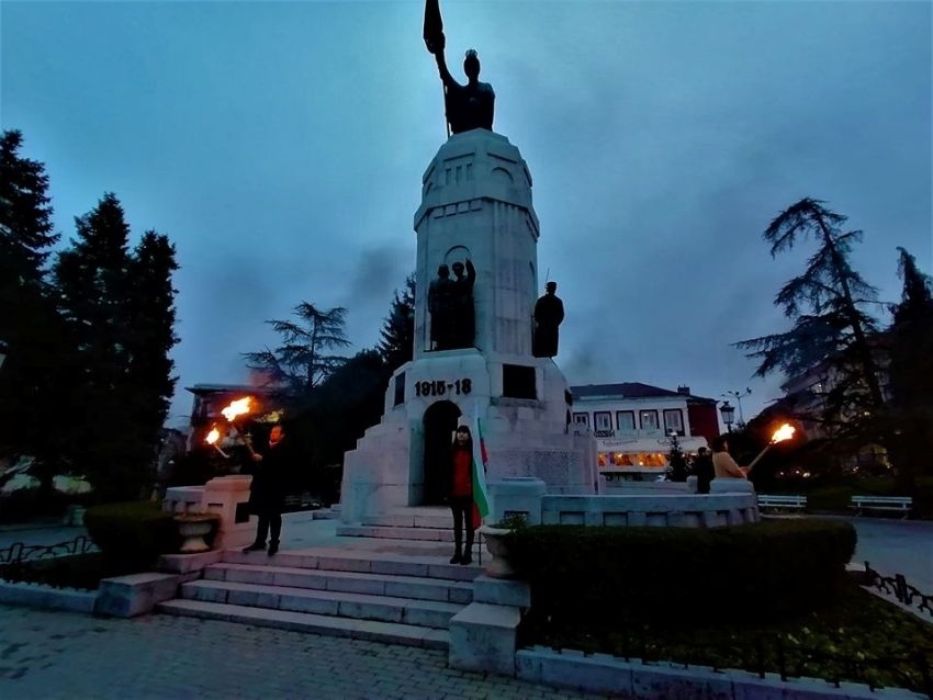 Младежите от ВМРО отбелязаха с почетна стража век от подписването на Ньойския договор