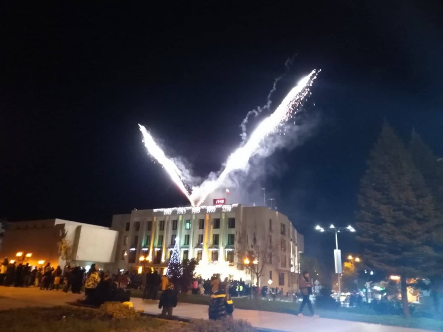 Горна Оряховица вече грее с коледни светлини