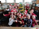 Малки читатели от ОУ „Иван Вазов” украсиха елхата на Библиотеката в Горна Оряховица и наричаха за здраве и доброта