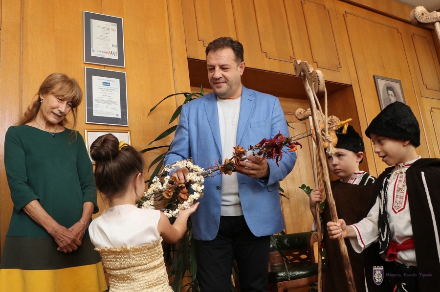 Коледарчета изненадаха кмета Даниел Панов