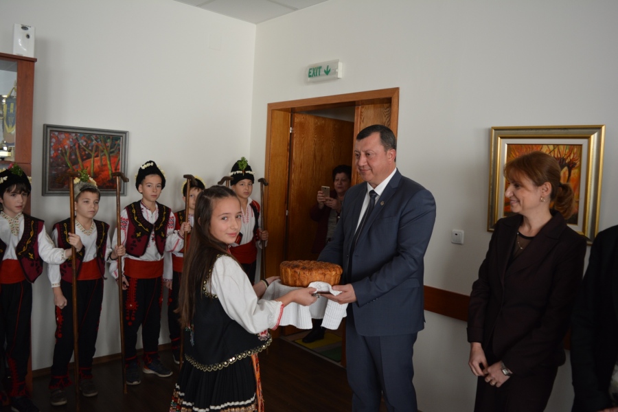 Коледари гостуваха на кмета на община Павликени
