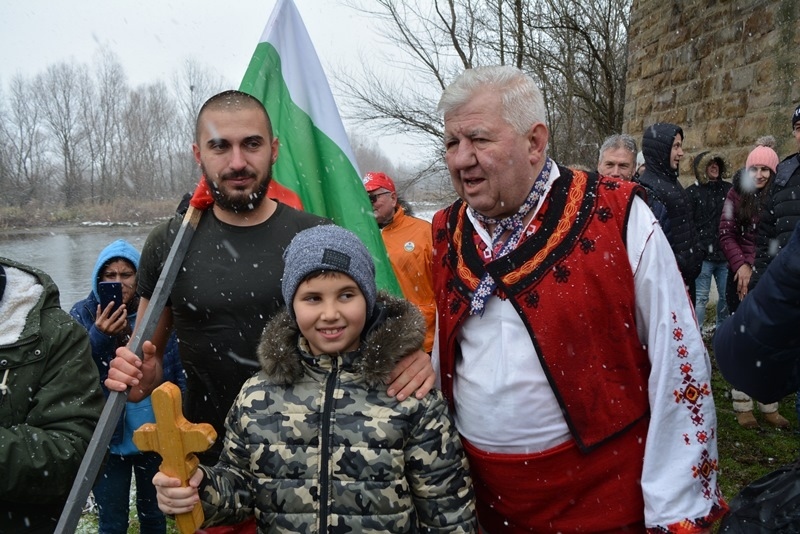 16 мъже влязоха за кръста в река Росица край Павликени