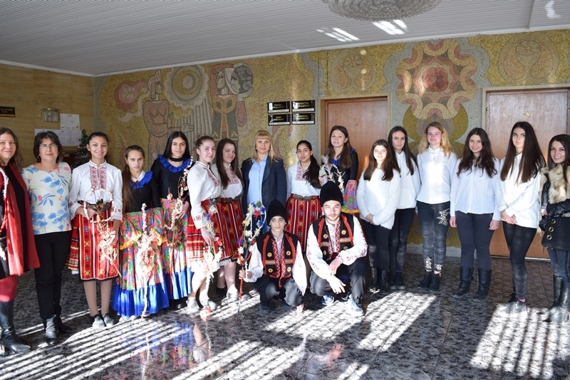Ученици от Стражица представиха обичаи, свързани с Василица