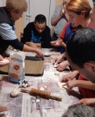 Етнограф от Музея в Горна Оряховица меси обредни хлябове с потребителите в ЦНСТ във Велико Търново 