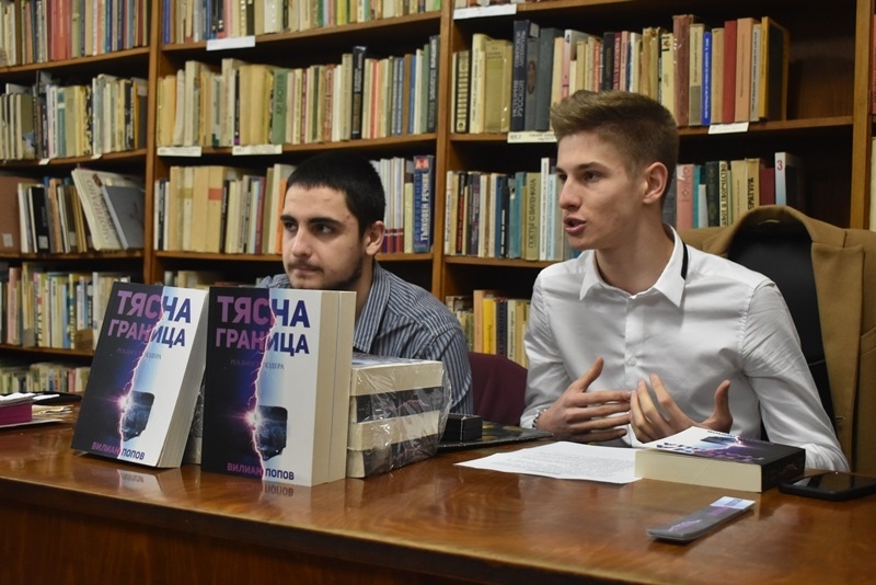 Ученици представиха книгата „Тясна граница“ в Общинската библиотека в Горна Оряховица