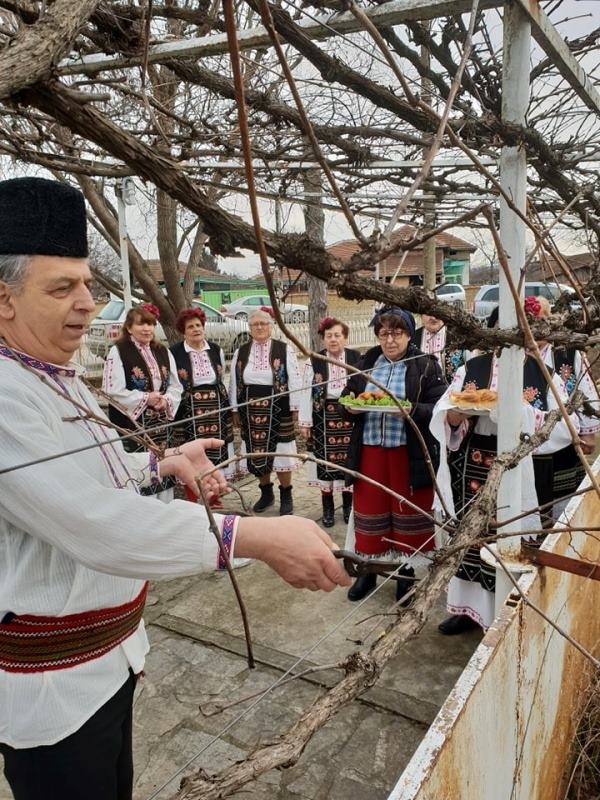 Във Върбица зарязаха с пожелания за здраве и изобилие