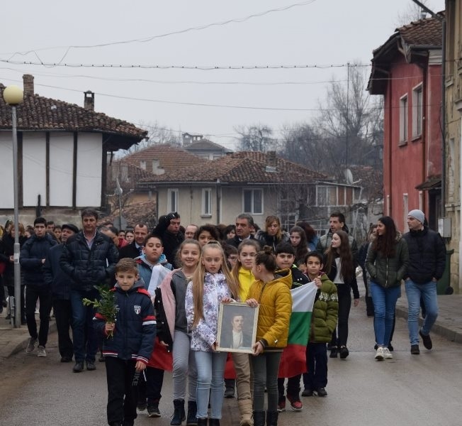 С възпоменателно шествие в Елена почетоха паметта на Апостола