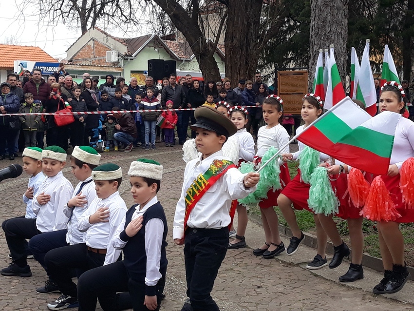 С богата празнична програма в Свищов бе отбелязан националния празник на Република България 
