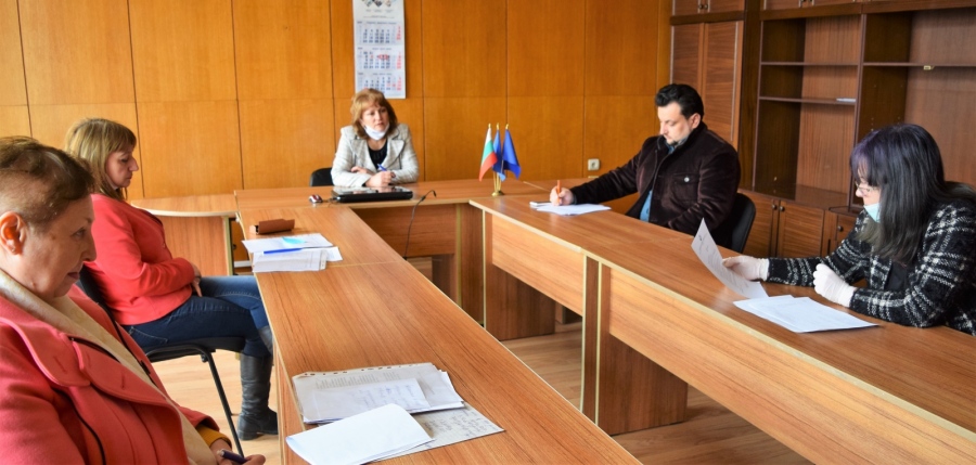 Кризисният щаб призовава кметовете на общини да включат медицински специалисти от здравните кабинети на училища и детски градини в помощ на лечебните заведения 