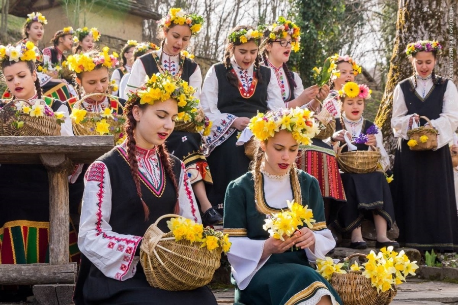 Лазарки песни пеят и наричат…