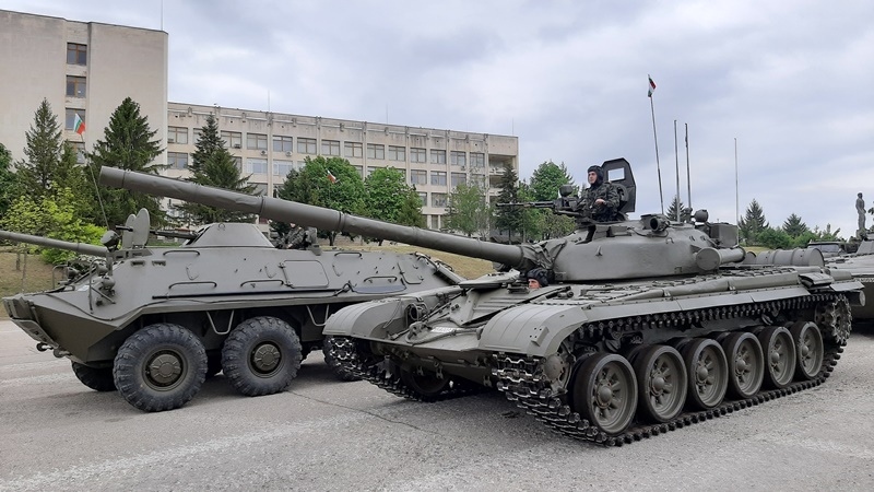Велико Търново посрещна военния парад за 6 май