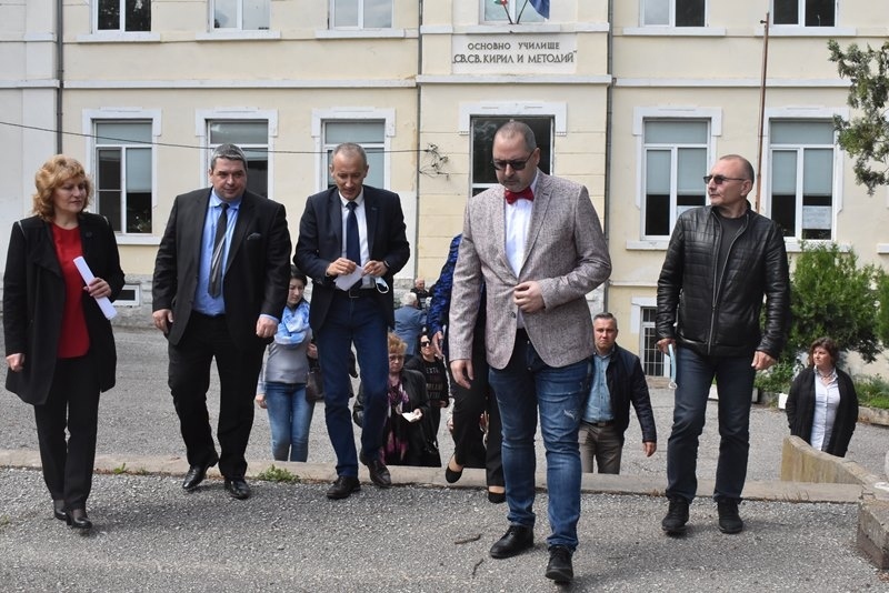 Министърът на образованието се запозна с казуса с училището в Поликраище