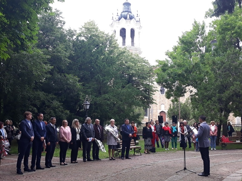 С цветя и едноминутно мълчание почетоха паметта на Христо Ботев в Свищов