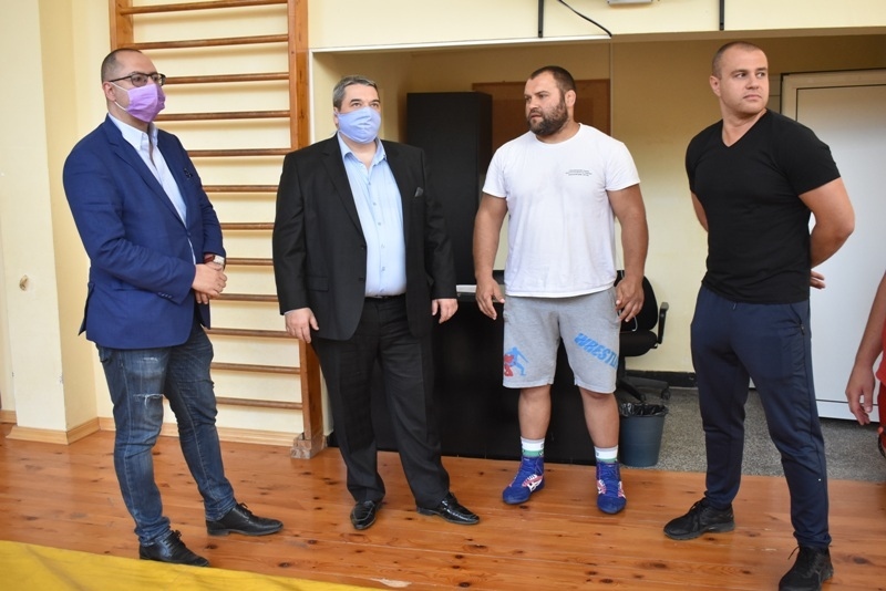 Инж. Добрев и Димитър Николов наблюдаваха как борците на ``Локомотив`` се връщат към нормалния си тренировъчен ритъм