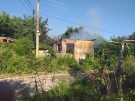 Къща в Поликраище изгоря, обитателят й се размина с уплаха, но остана без покрив