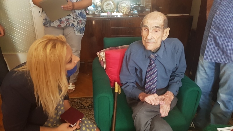 100-годишен ветеран от войната получи юбилеен медал на рождения си ден 