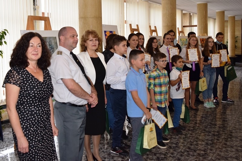 Областният управител награди отличените творби в конкурса „С очите си видях бедата”