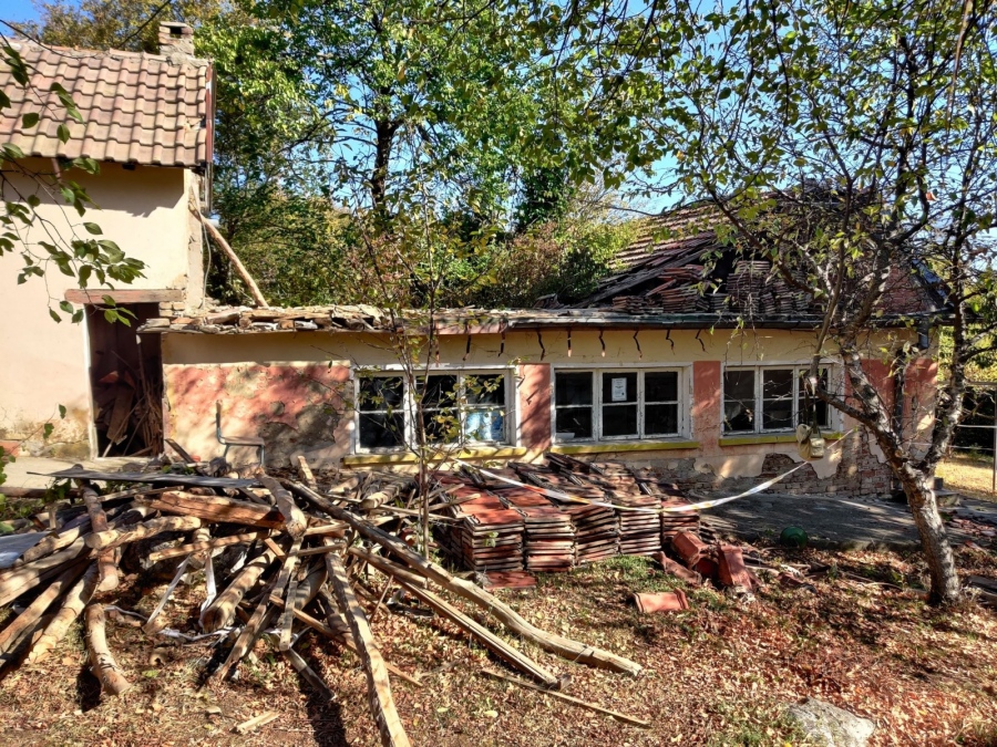 Събарят старата туристическа спалня на Божур поляна