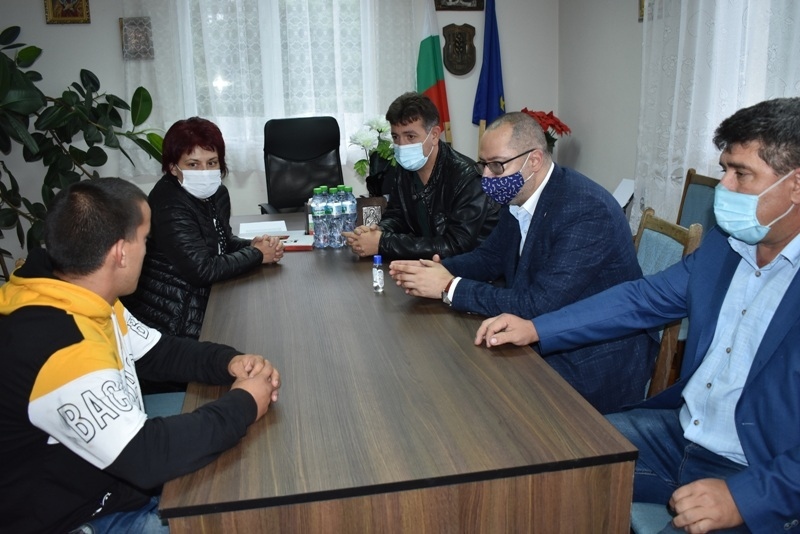 На среща с Димитър Николов младежи поискаха помещение за клуб в Правда