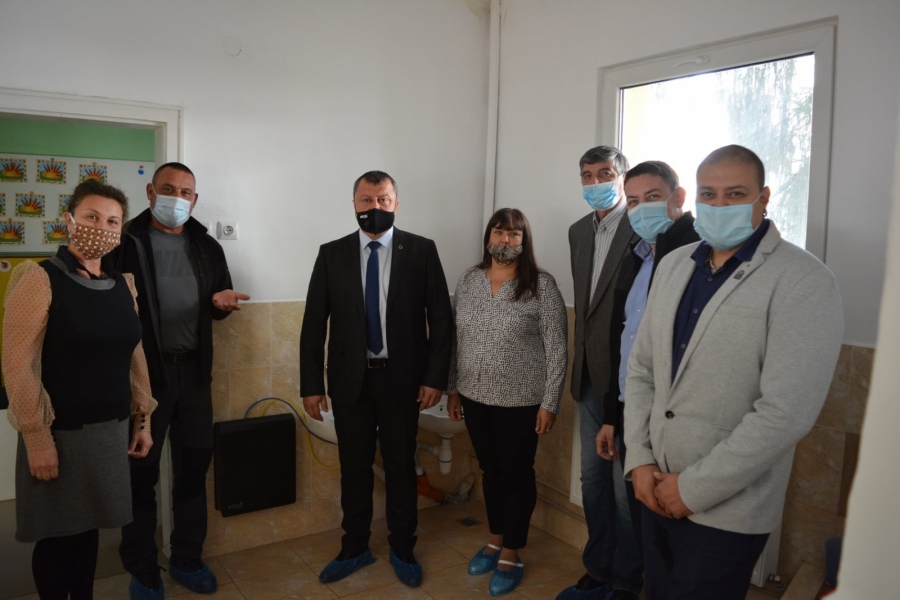 Ротарианци дариха устройства за пречистване на вода в две детски градини в Павликени