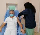 Управителят на МБАЛ д-р Иванов получи първата ваксина в Горна Оряховица
