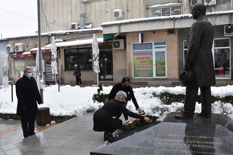 В Горна Оряховица почетоха годишнината от рождението на Атанас Буров 