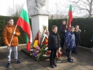 Ученици на СУ „Георги Измирлиев” застанаха на почетна стража пред паметника на Апостола