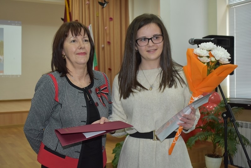 Мария Радева е тазгодишният носител на наградата на СУ „Георги Измирлиев“