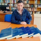 Журналист дари на Библиотеката във Велико Търново сборник за присъединяването на България към ЕС 