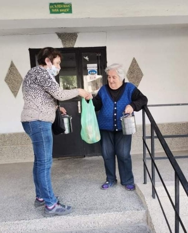 Близо 700 великотърновци бяха зарадвани с козунаци и великденски яйца