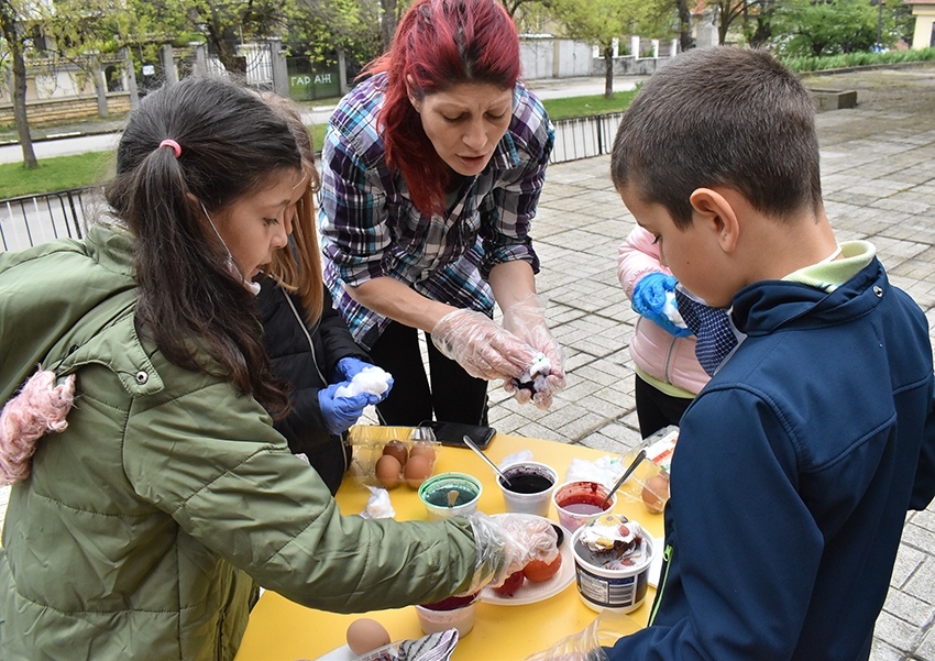 Три поколения боядисваха яйца на Велики четвъртък в СУ „Георги Измирлиев”