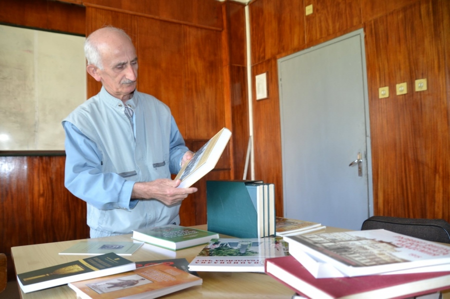 Историкът доц. Милен Михов дари книги на Националния военен университет „Васил Левски“