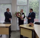 Д-р Генчо Генчев отличи дългогодишния директор на Бюрото по труда в Свищов Таня Гуцева 