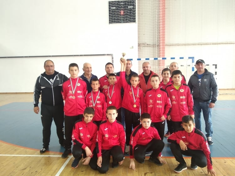 Два златни и два бронзови медали спечелиха борците на „Локомотив” от турнир в Кубрат
