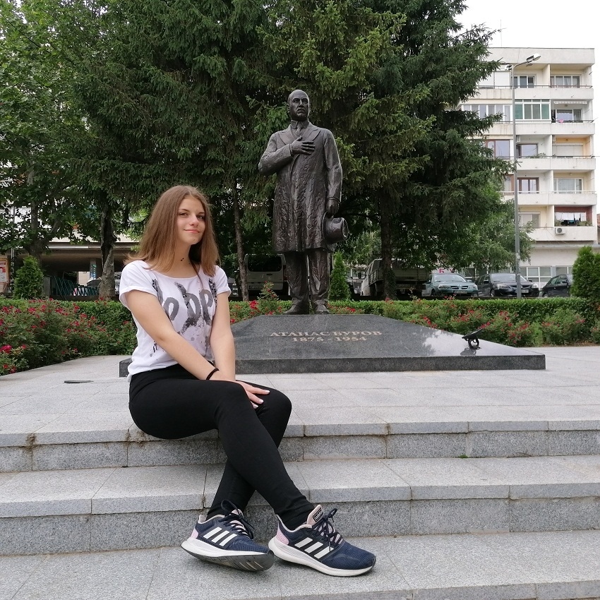 Ива Стефанова спечели пълна 5-годишна стипендия за „Аркус” и е резерва за Американския колеж в София