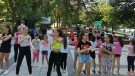 Детският кът стана открита сцена за танцуващи деца и родители