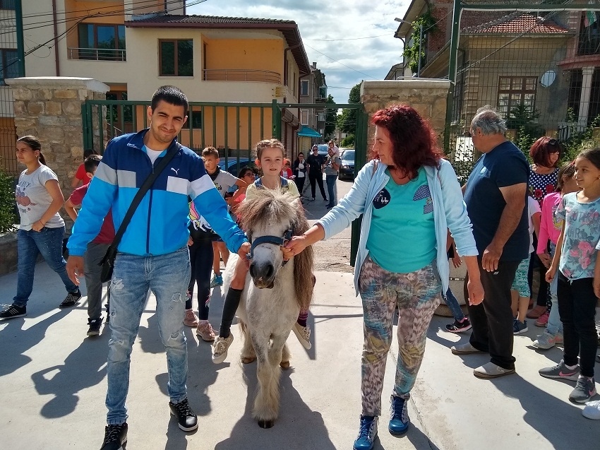 Брадата агама, пони и още десетки прекрасни животинки дефилираха в двора на ОУ „Иван Вазов” в парад на домашните любимци