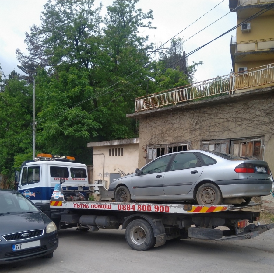 Във Велико Търново премахнаха 64 трошки, зарязани в паркинги и междублокови пространства