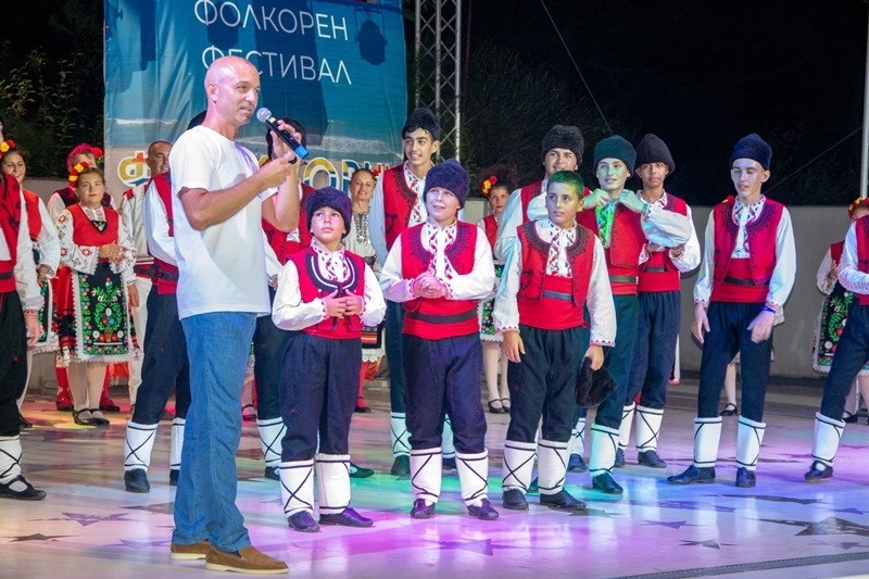 Фестивалът „Фолклорни вълни” привлече стотици любители на българския фолклор