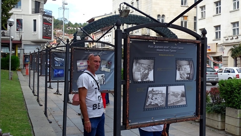 Изложбата „Културен калейдоскоп от старите негативи“ е наредена във Велико Търново