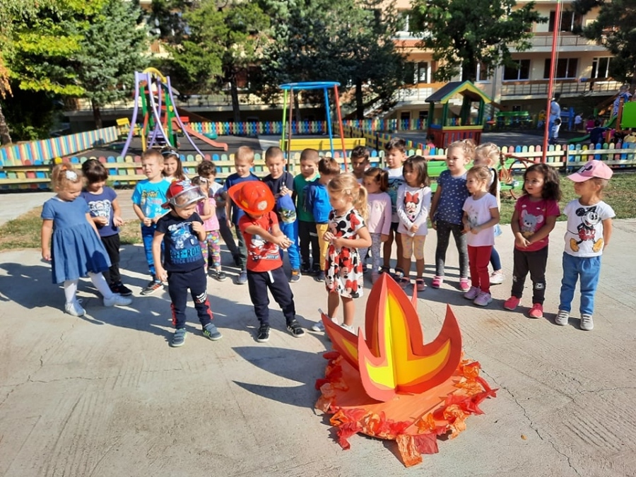 Хлапетата от ДГ „Елена Грънчарова” пратиха видеопоздрав на пожарникарите в Горна Оряховица
