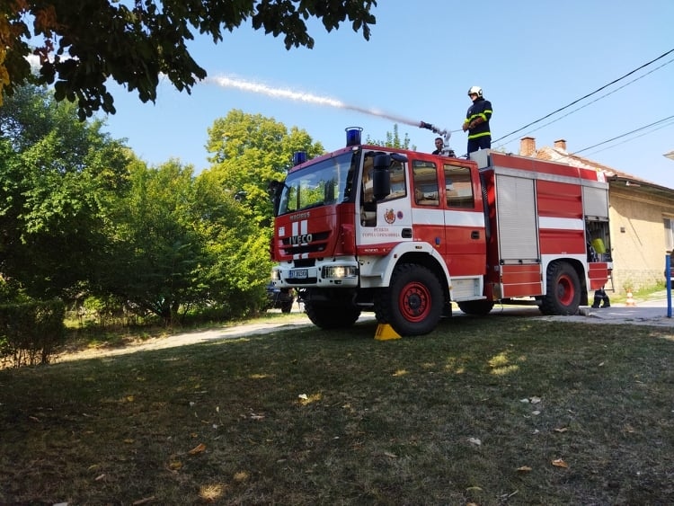 Пожарникари гостуваха на децата от ДГ „Първи юни“ в Горна Оряховица