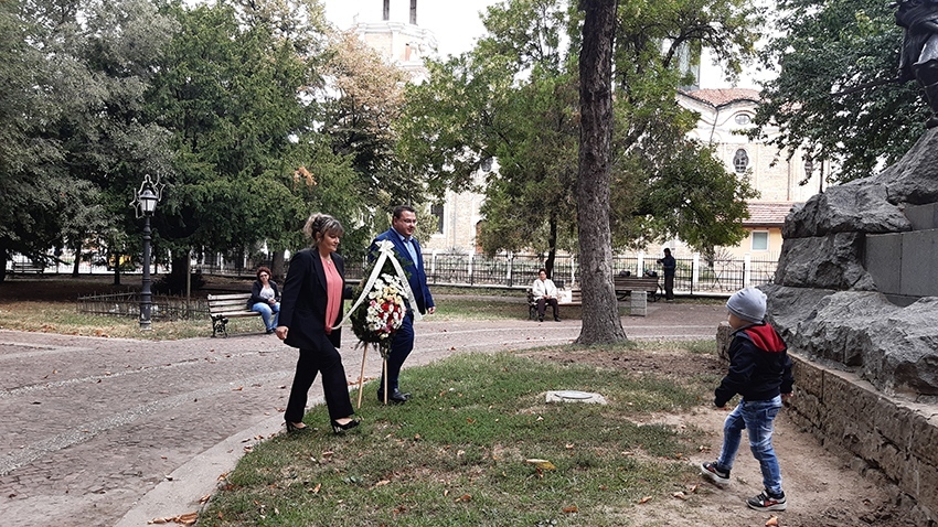 С едноминутно мълчание и венец пред паметника на Свободата отбелязаха днес в Свищов Деня на българската независимост