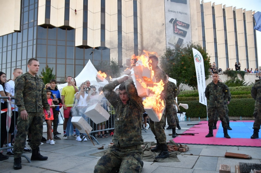 Отборът по ръкопашен бой на НВУ показа зрелищни техники пред НДК в столицата