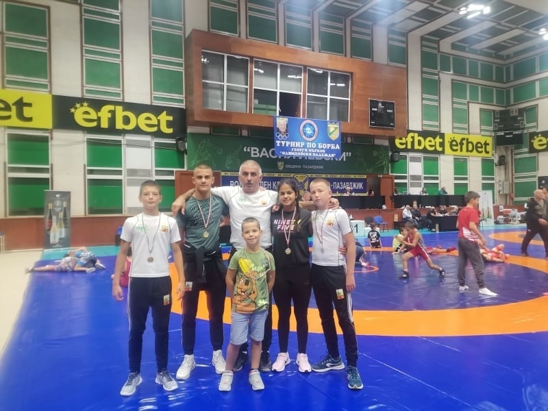 Нови медали за младите надежди от Клуб по борба „Дан Колов“