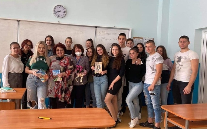 С лириката на Петя Дубарова започна „Походът на книгите” в СУ „Георги Измирлиев” в Световния ден на поезията и музиката