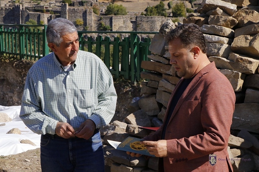 Кметът Панов посети разкопките на Представителния комплекс на Трапезица