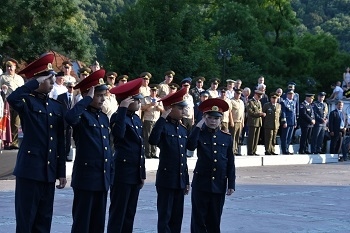 Деца в курсантски униформи са атракцията на празниците на Националния военен университет